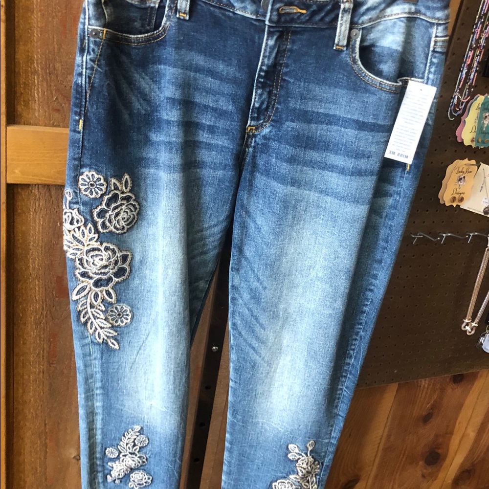 Miss me floral skinny Capri NWT